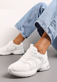 Renee - Białe Sneakersy Ozdobione Przeszyciami i Tłoczeniem na Podeszwie Ferfiana. Kolor: biały. Wzór: aplikacja #3