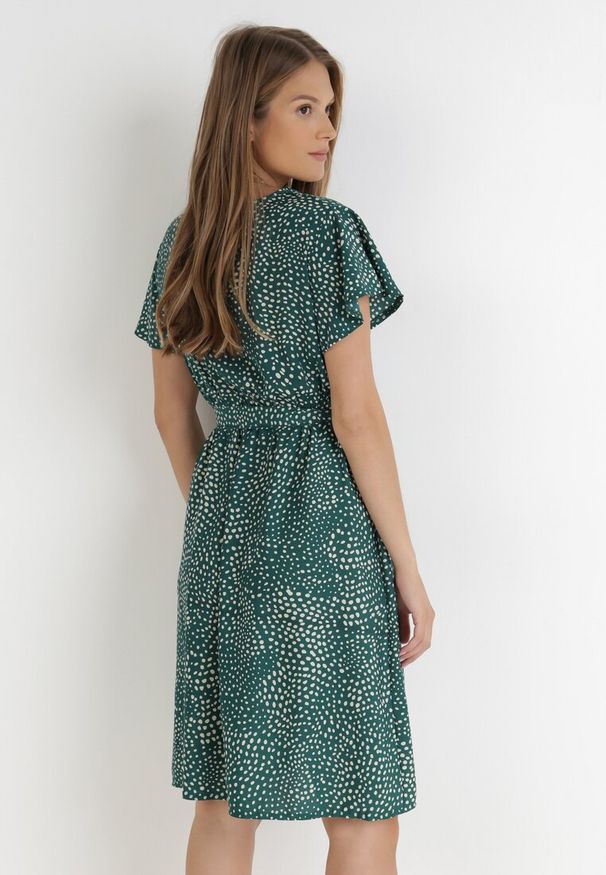 Born2be - Zielona Sukienka Kepherine. Kolor: zielony. Materiał: tkanina, materiał. Wzór: kropki. Typ sukienki: kopertowe. Długość: mini