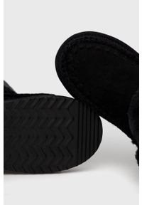 Answear Lab - Śniegowce. Nosek buta: okrągły. Kolor: czarny. Obcas: na obcasie. Styl: wakacyjny. Wysokość obcasa: niski
