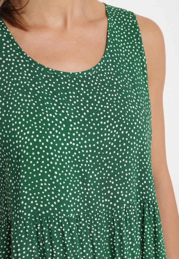 Born2be - Zielona Bawełniana Sukienka w Kropki z Falbanami Zerolia. Okazja: do pracy, na co dzień, na spotkanie biznesowe. Kolor: zielony. Materiał: bawełna. Wzór: kropki. Typ sukienki: proste. Styl: casual, klasyczny, biznesowy