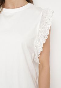 Born2be - Biały Bawełniany Top z Falbanką przy Rękawach Tiavanna. Typ kołnierza: kołnierz z falbankami. Kolekcja: plus size. Kolor: biały. Materiał: bawełna. Styl: elegancki #7