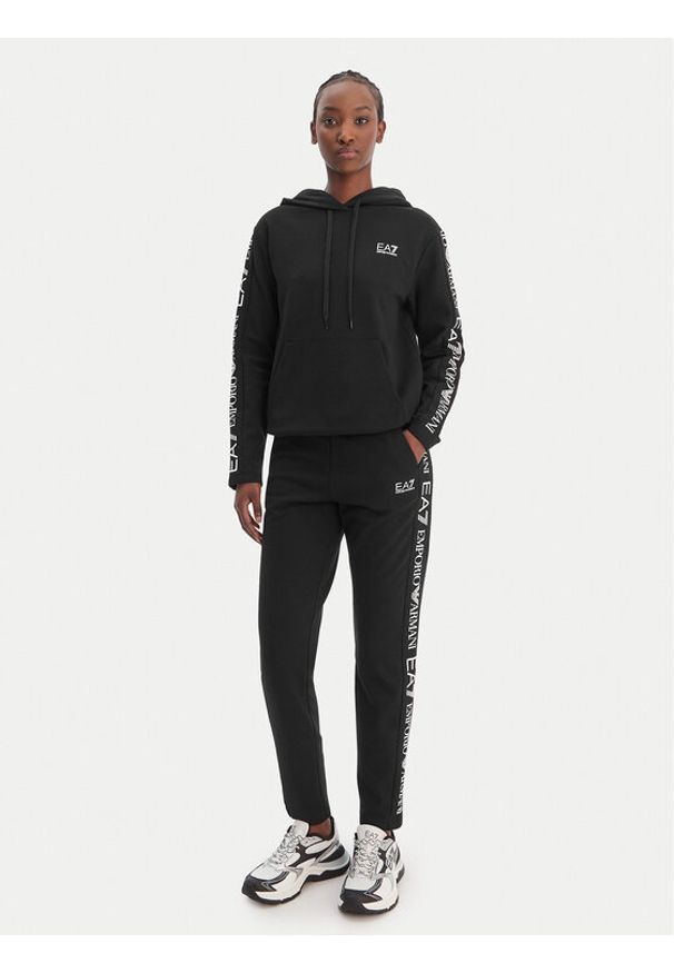 EA7 Emporio Armani Dres 7W000116 AF10443 MC001 Czarny Regular Fit. Kolor: czarny. Materiał: syntetyk