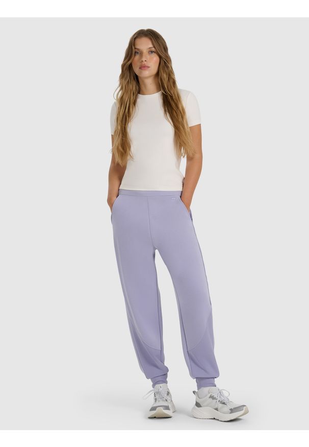 4f - 4F Spodnie dresowe joggery z modalem damskie - fioletowe XL. Kolor: fioletowy. Materiał: dresówka. Wzór: gładki, ze splotem. Sport: fitness