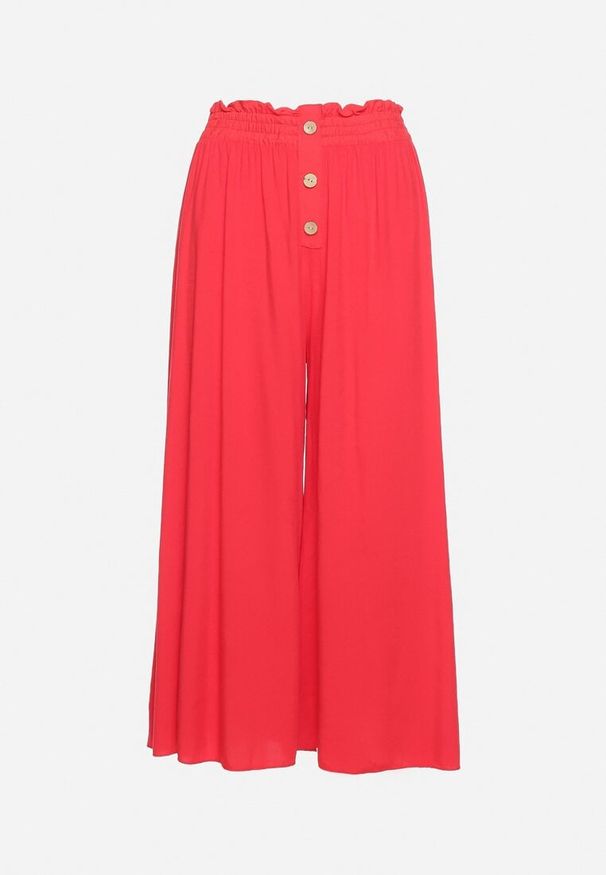 Born2be - Czerwone Spodnie Palazzo z Wiskozy z Gumką w Pasie Ozdobione Guzikami z Nogawkami 3/4 Efilis. Okazja: na co dzień. Kolor: czerwony. Materiał: wiskoza. Wzór: aplikacja. Styl: elegancki, casual
