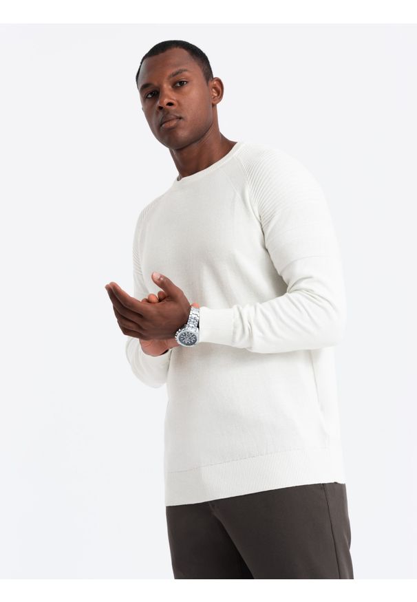 Ombre Clothing - Sweter męski raglan z prążkowanymi rękawami – biały V1 - Rozmiar: L. Okazja: na co dzień. Kolor: biały. Materiał: prążkowany. Długość rękawa: raglanowy rękaw. Wzór: aplikacja, ze splotem, prążki, jednolity. Styl: casual