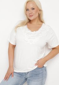Born2be - Biały Klasyczny T-shirt z Koronką przy Dekolcie Fioma. Okazja: na spotkanie biznesowe. Kolor: biały. Materiał: koronka. Wzór: koronka. Styl: klasyczny