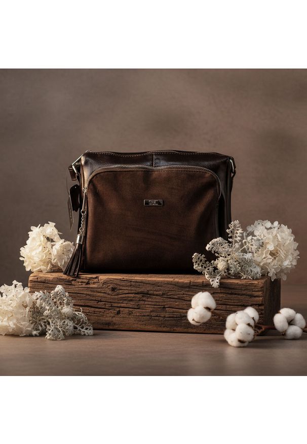 Zamszowa listonoszka ze skóry naturalnej SHE 689 czekolada. Materiał: skórzane. Styl: casual, elegancki. Rodzaj torebki: na ramię