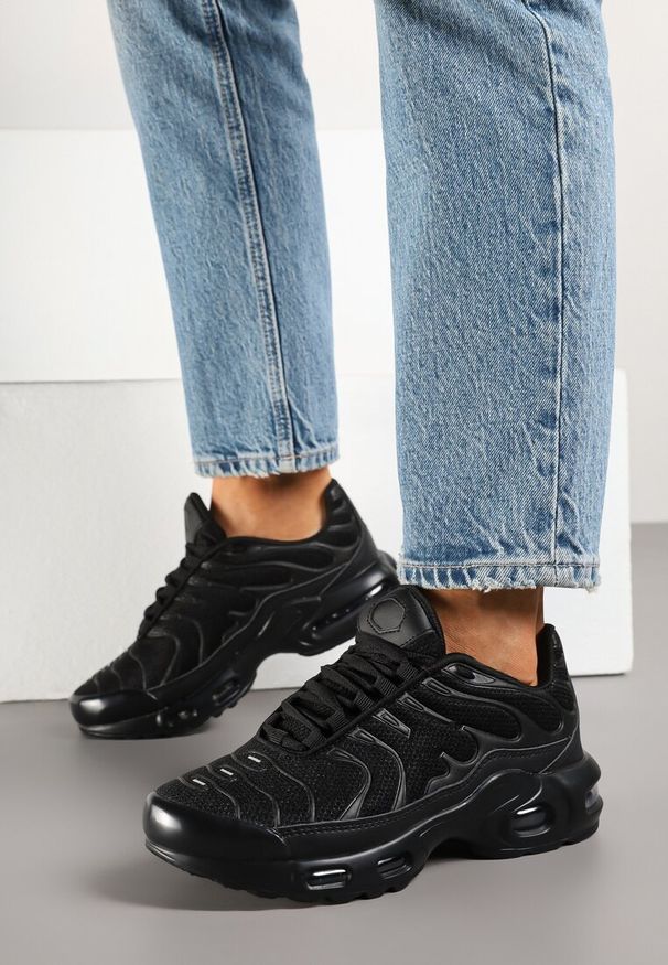Renee - Czarne Buty Sportowe Sneakersy z Geometrycznym Tłoczeniem Vulinea. Okazja: na co dzień, na spacer. Zapięcie: sznurówki. Kolor: czarny. Materiał: jeans. Wzór: geometria. Obcas: na platformie. Sport: turystyka piesza