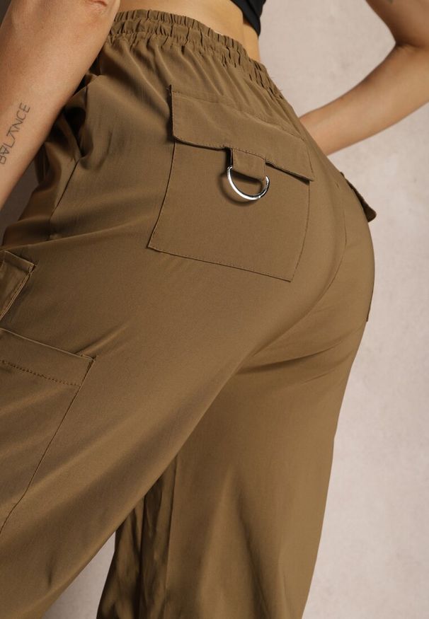 Renee - Brązowe Szerokie Spodnie High Waist w Stylu Bojówek Wykończone Gumką w Talii Ellcara. Okazja: na co dzień. Stan: podwyższony. Kolor: brązowy. Materiał: satyna. Wzór: moro. Styl: elegancki, wizytowy, sportowy, militarny, casual
