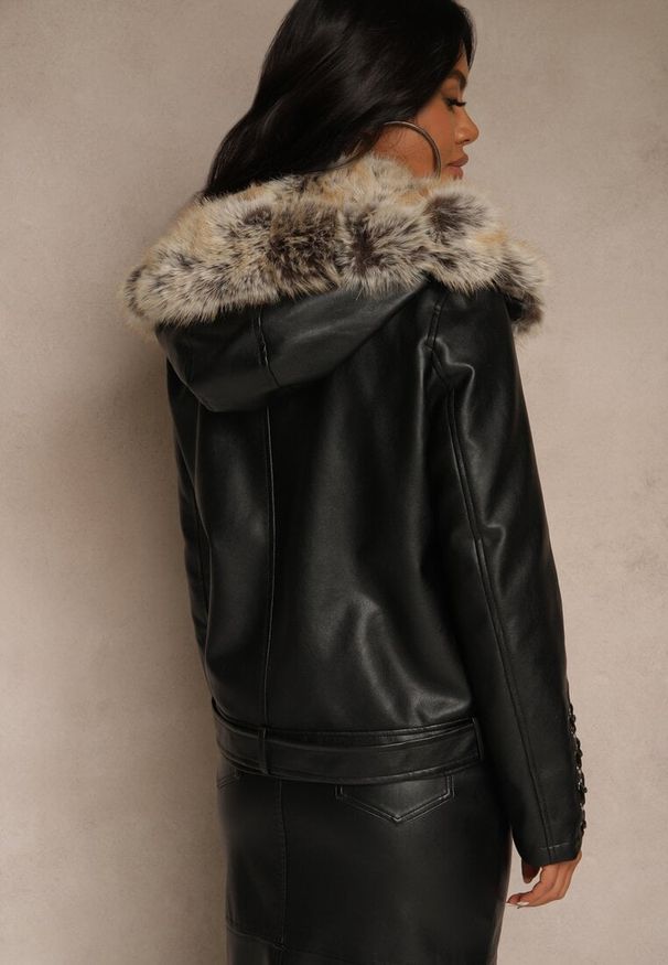 Renee - Czarna Kurtka Ramoneska z Kapturem z Futrem z Możliwością Odpięcia Aplinna. Okazja: na co dzień. Typ kołnierza: kaptur. Kolor: czarny. Materiał: futro. Styl: casual