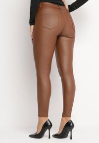 Born2be - Brązowe Spodnie Skinny z Ekoskóry Lassaie. Kolor: brązowy