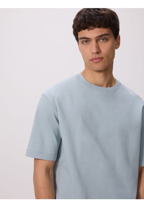 Reserved - Bawełniany t-shirt boxy - morski. Kolor: morski. Materiał: bawełna