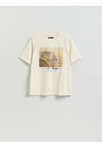 Reserved - T-shirt z połyskującym nadrukiem - złamana biel. Materiał: dzianina, bawełna. Wzór: nadruk #1