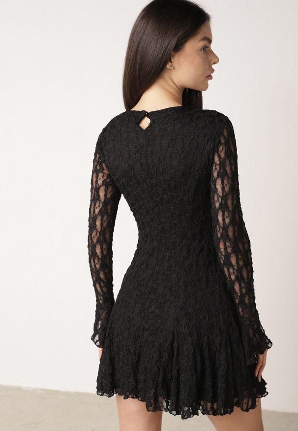 Born2be - Czarna Sukienka Koronkowa z Rozkloszowanymi Rękawami Cinatea. Okazja: na co dzień. Typ kołnierza: kokarda. Kolor: czarny. Materiał: koronka. Typ sukienki: proste. Styl: casual