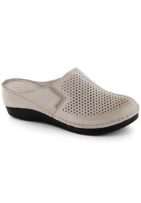 Skórzane klapki damskie pełne koturn gumka taupe T.Sokolski L26-164. Materiał: skóra. Obcas: na koturnie #1