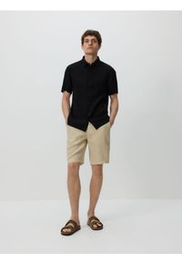 Reserved - Lniane szorty regular fit - beżowy. Kolor: beżowy. Materiał: len