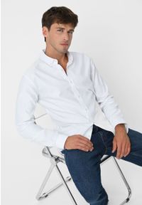 Volcano - Biała koszula, Slim Fit, K-SALIX. Okazja: na spotkanie biznesowe, do pracy. Typ kołnierza: button down. Kolor: biały. Materiał: tkanina, materiał, bawełna. Wzór: ze splotem. Styl: klasyczny, biznesowy, elegancki
