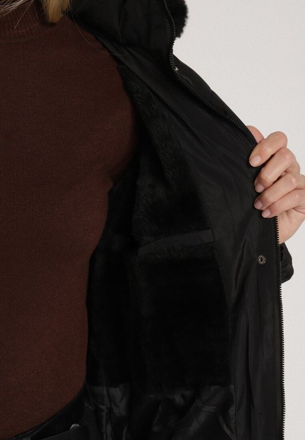 Born2be - Czarna Długa Kurtka Zimowa z Pikowaniem Paskiem i Kapturem z Futrem Retilma. Kolor: czarny. Materiał: futro. Długość: długie. Sezon: zima. Styl: elegancki