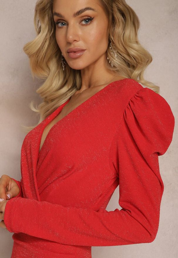 Renee - Czerwona Połyskująca Sukienka Kopertowa Mini z Marszczeniem Fioras. Typ kołnierza: dekolt kopertowy. Kolor: czerwony. Materiał: tkanina. Długość rękawa: długi rękaw. Typ sukienki: kopertowe. Długość: mini