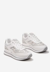 Renee - Białe Eleganckie Sneakersy z Brokatem i Metalicznymi Naszywkami Desmerana. Kolor: biały. Wzór: aplikacja #6