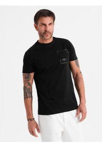 Ombre Clothing - Bawełniany męski t-shirt z nadrukiem na kieszonce – czarny V1. Okazja: na co dzień. Kolor: czarny. Materiał: bawełna. Wzór: nadruk. Styl: casual