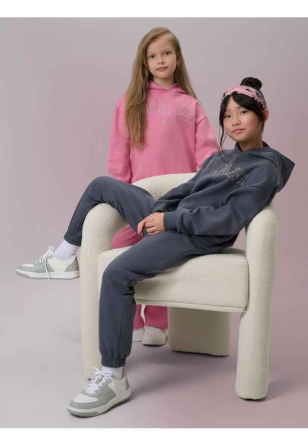 4f - 4F Bluza dresowa loose z kapturem dziewczęca - szara 122/128 (6-8 lat). Okazja: na co dzień. Typ kołnierza: kaptur. Kolor: szary. Materiał: dresówka. Wzór: aplikacja. Sezon: lato. Styl: klasyczny, casual