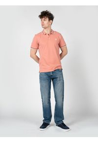 Guess Koszulka Polo "Allen" | X1VP23K8OP0 | Mężczyzna | Różowy. Okazja: na co dzień. Typ kołnierza: polo. Kolor: różowy. Materiał: bawełna. Wzór: nadruk. Styl: casual, klasyczny, elegancki