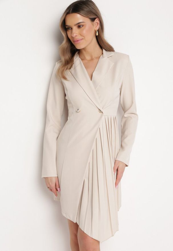 Born2be - Beżowa Rozkloszowana Sukienka Mini z Kopertową Górą i Plisami na Dole Lontasa. Kolor: beżowy. Typ sukienki: kopertowe. Styl: elegancki. Długość: mini