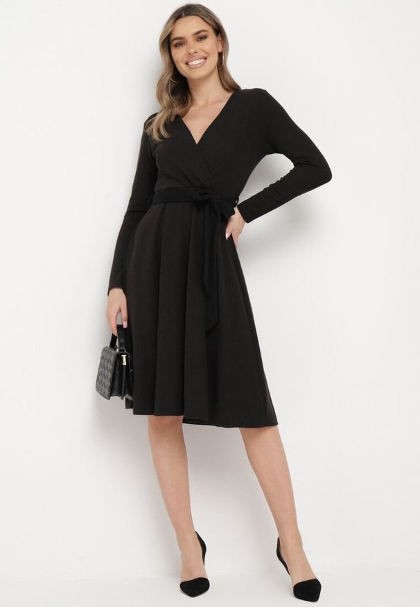 Born2be - Czarna Sukienka Therinore. Kolor: czarny. Materiał: dzianina, bawełna. Typ sukienki: kopertowe. Styl: elegancki. Długość: midi