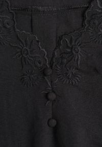 Born2be - Czarna Bluzka z Krótkimi Rękawami i Ozdobnym Haftem Emmania. Okazja: na co dzień. Kolor: czarny. Długość rękawa: krótki rękaw. Długość: krótkie. Wzór: haft. Styl: casual #3