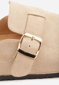 Renee - Beżowe Klapki Ozdobione Klamrą na Pasku Zelevelis. Okazja: na co dzień. Kolor: beżowy. Materiał: jeans. Wzór: aplikacja. Obcas: na obcasie. Styl: elegancki, casual. Wysokość obcasa: niski #4