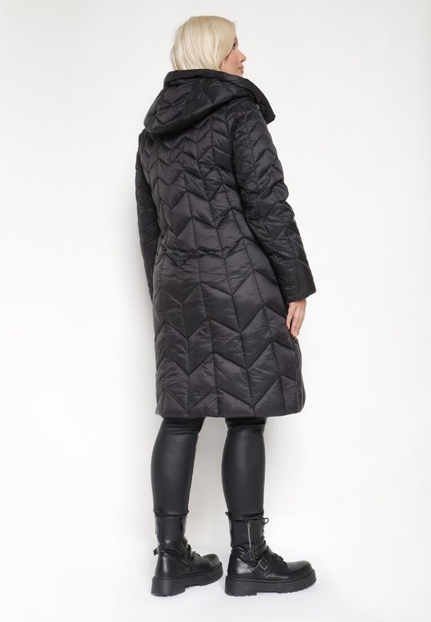 Born2be - Czarna Długa Kurtka z Ozdobnym Pikowanym Przeszyciem i Kapturem Pretini. Okazja: na co dzień. Kolekcja: plus size. Kolor: czarny. Materiał: jeans. Długość rękawa: długi rękaw. Długość: długie. Styl: elegancki, casual, klasyczny