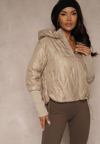 Renee - Beżowa Pikowana Kurtka o Pudełkowym Fasonie z Warstwowymi Rękawami Liotire. Okazja: na co dzień. Kolor: beżowy. Materiał: jeans, dzianina. Sezon: jesień. Styl: casual