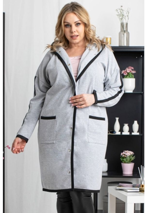 KARKO - Płaszcz jesienny dzianinowy z kapturem LATOSZKA szary. Okazja: na spotkanie biznesowe, na co dzień. Typ kołnierza: kaptur. Kolekcja: plus size. Kolor: szary. Długość: do kolan. Wzór: aplikacja. Materiał: dzianina. Długość rękawa: długi rękaw. Sezon: jesień. Styl: biznesowy, sportowy, casual