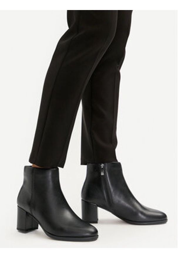Clarks Botki Freva55 Zip 261747974 Czarny. Kolor: czarny. Materiał: skóra
