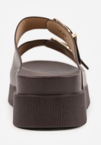 Renee - Ciemnobrązowe Klapki na Platformie Ozdobione Metalicznymi Klamrami Galisiphe. Okazja: na co dzień. Kolor: brązowy. Wzór: aplikacja. Sezon: lato. Obcas: na platformie. Styl: casual #6