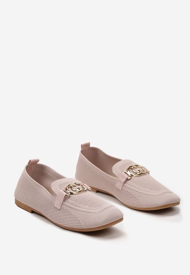 Born2be - Różowe Wsuwane Mokasyny z Kwadratowym Noskiem i Metalową Ozdobą Anelda. Okazja: na co dzień, na spotkanie biznesowe. Zapięcie: bez zapięcia. Kolor: różowy. Materiał: jeans. Wzór: aplikacja. Sezon: lato. Styl: casual, elegancki, biznesowy