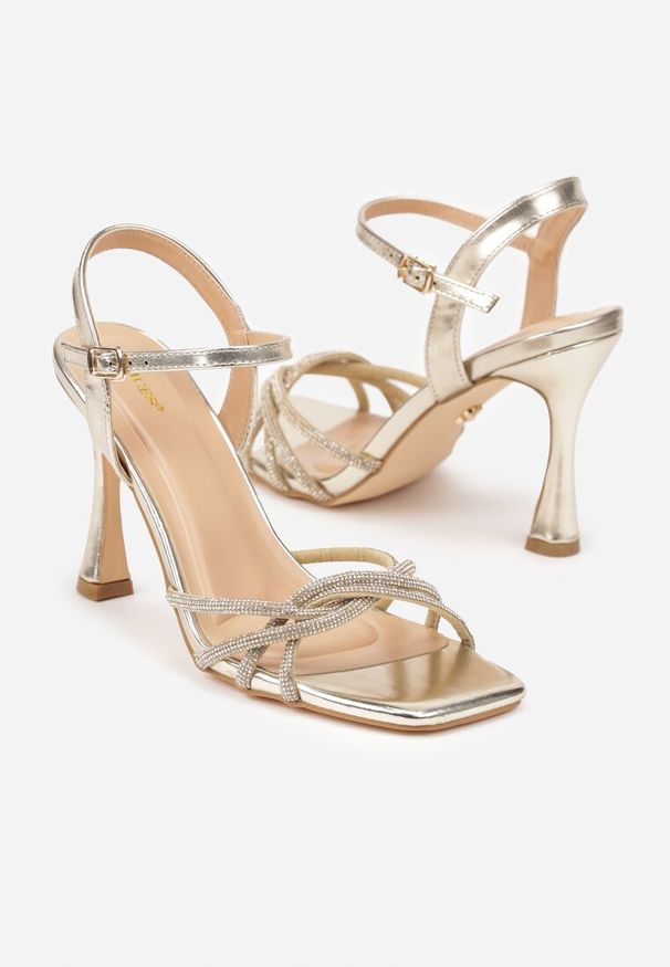 Renee - Złote Sandały Vices na Szpilce z Cyrkoniami Lirevoline. Zapięcie: sprzączka. Kolor: złoty. Wzór: aplikacja. Obcas: na szpilce. Styl: elegancki