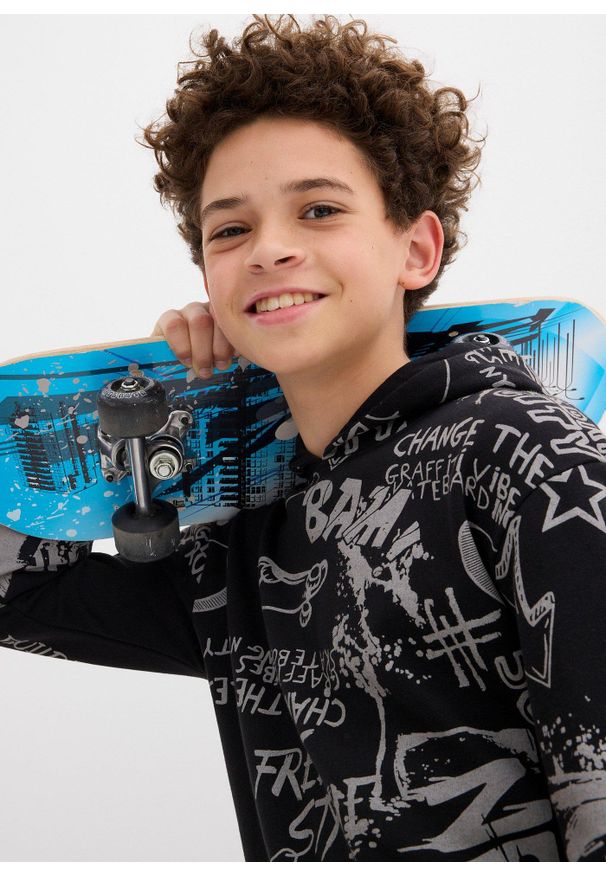 bonprix - Bluza z kapturem z miękkiej mieszanki bawełny. Typ kołnierza: kaptur. Kolor: czarny. Materiał: bawełna. Wzór: nadruk