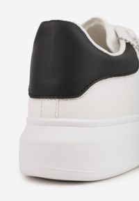 Born2be - Biało-Czarne Klasyczne Sneakersy z Ozdobną Zawieszką Tenevia. Okazja: na spacer. Nosek buta: okrągły. Zapięcie: sznurówki. Kolor: biały. Materiał: jeans. Sport: turystyka piesza #10