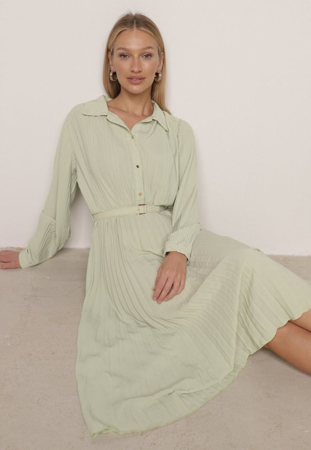 Born2be - Zielona Sukienka Plisowana o Koszulowym Kroju z Paskiem z Klamrą Efronta. Okazja: na co dzień. Typ kołnierza: kołnierzyk klasyczny. Kolor: zielony. Materiał: jeans. Długość rękawa: długi rękaw. Wzór: aplikacja. Typ sukienki: koszulowe. Styl: casual, elegancki, klasyczny