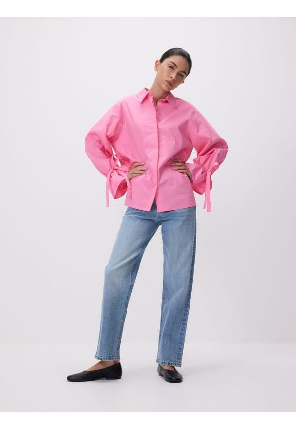 Reserved - Koszula z wiązaniami przy rękawach - intensywny róż. Kolor: różowy. Materiał: tkanina, bawełna