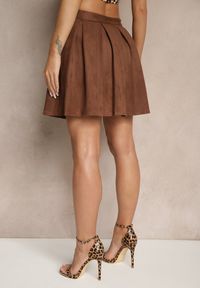 Renee - Brązowa Rozkloszowana Spódnica z Ekozamszu z Plisami w Stylu Preppy Sealia. Okazja: do pracy. Kolor: brązowy. Styl: wizytowy, klasyczny, elegancki #3