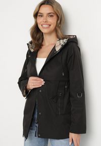 Born2be - Czarna Kurtka Parka z Kapturem i Kieszeniami z Możliwością Ściągnięcia w Talii Kailisse. Okazja: na co dzień. Typ kołnierza: kaptur. Kolor: czarny. Materiał: jeans. Styl: casual, klasyczny #5