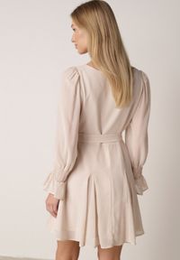 Born2be - Beżowa Sukienka VICES z Siateczkowymi Rękawami i Wiązanym Paskiem Resnala. Okazja: na co dzień. Typ kołnierza: dekolt kwadratowy. Kolor: beżowy. Materiał: materiał. Typ sukienki: rozkloszowane. Styl: casual, elegancki #4