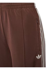 Adidas - adidas Spodnie dresowe adicolor Firebird KD2526 Brązowy Loose Fit. Kolor: brązowy. Materiał: syntetyk