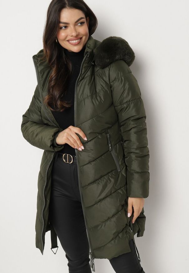 Born2be - Ciemnozielona Długa Pikowana Kurtka z Odpinanym Kapturem i Futerkiem Tirrinna. Okazja: na co dzień. Kolor: zielony. Materiał: futro. Długość: długie. Styl: casual, klasyczny