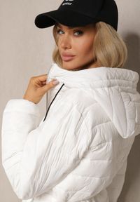 Renee - Biała Kurtka z Kapturem Ozdobiona Pikowaniem i Sznurkami Zaimara. Typ kołnierza: kaptur. Kolor: biały. Materiał: jeans. Wzór: aplikacja. Styl: elegancki