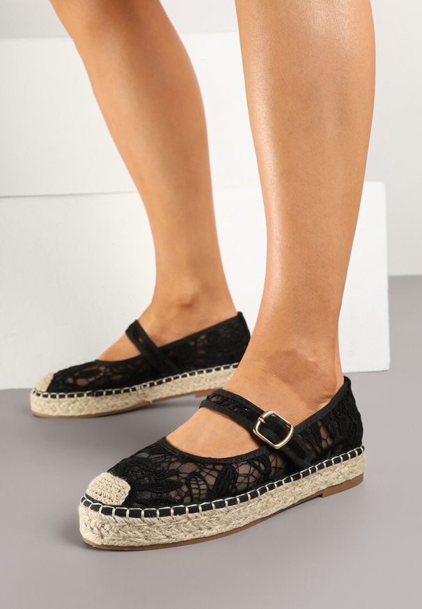 Renee - Czarne Espadryle na Plecionej Podeszwie z Paskiem i Koronkową Cholewką Tatonia. Okazja: na co dzień, na imprezę, na plażę, na spacer. Zapięcie: pasek. Kolor: czarny. Materiał: koronka. Szerokość cholewki: normalna. Wzór: koronka. Sezon: lato. Styl: elegancki, casual