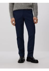 Reserved - Spodnie chino slim z regulacją w pasie - granatowy. Kolor: niebieski. Materiał: tkanina, bawełna #1